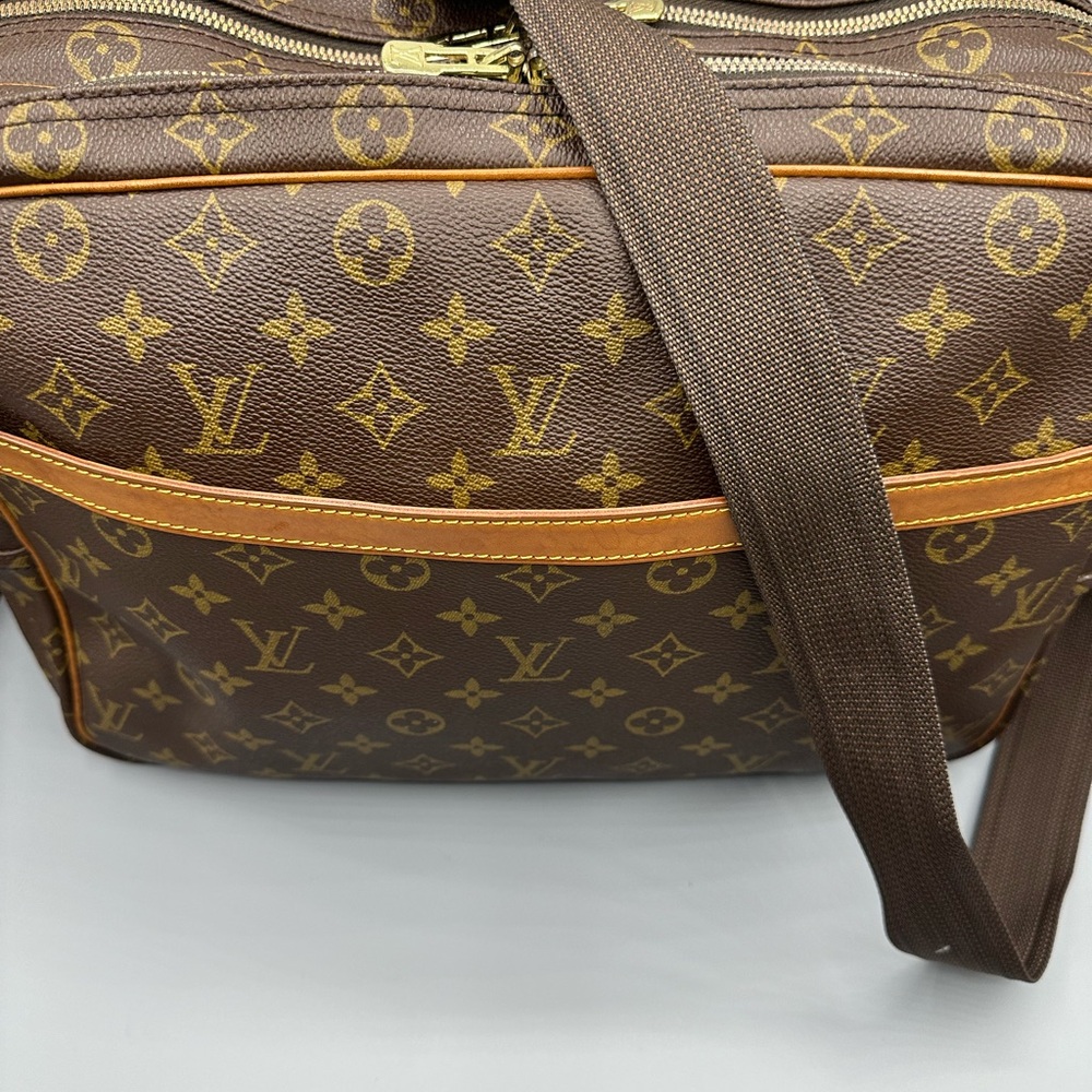 Louis Vuitton Reporter GM Monogram
Canvas Messenger Bag - Picture 2 of 13